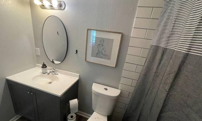 Hamilton Apartment | The Carolyn - Entire 2 Bedroom Apt in Quilt Town, USA