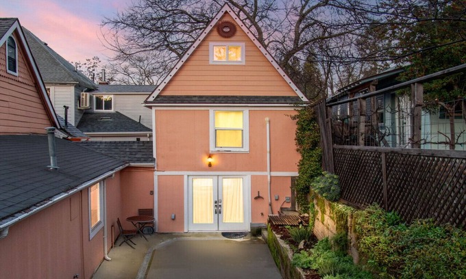 Grass Valley House | The Carriage House- Chic Treetop Loft & Hotub