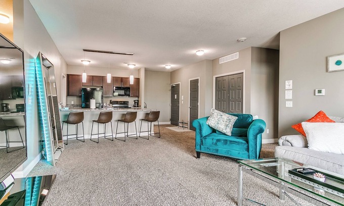 West Des Moines Apartment | The Cascades at Jordan Creek WDSM/Pool/Tanning/Gym