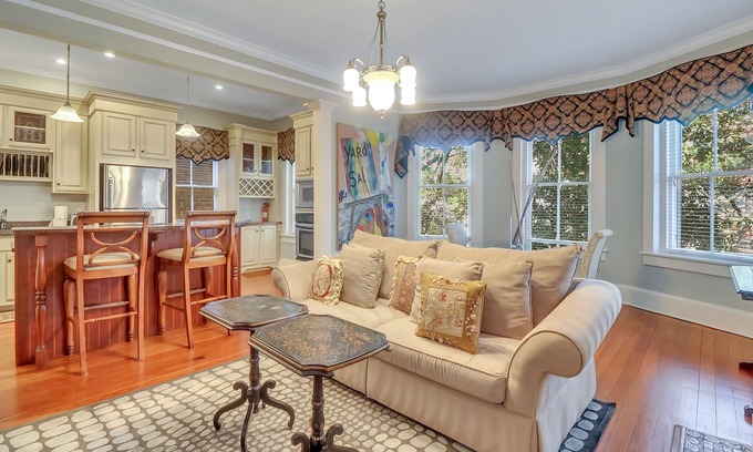 Historic Downtown Savannah Apartment | The Chippewa Suite on Savannah's Famous Jones Street