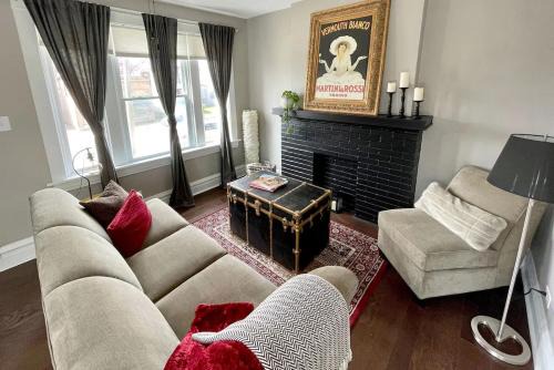 The Hill House | The Chocolate Suite - Walkable and Peaceful home