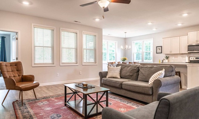 Aberdeen Apartment | The Clubhouse Retreat on Glasgow - Downtown Aberdeen