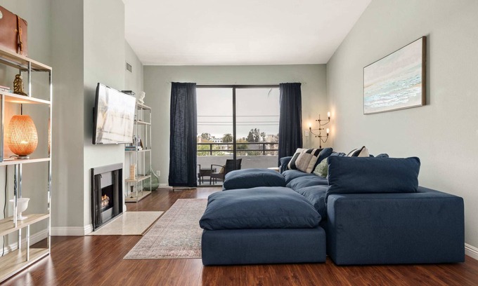 Sawtelle Condo | The Comfy & Cozy Suite