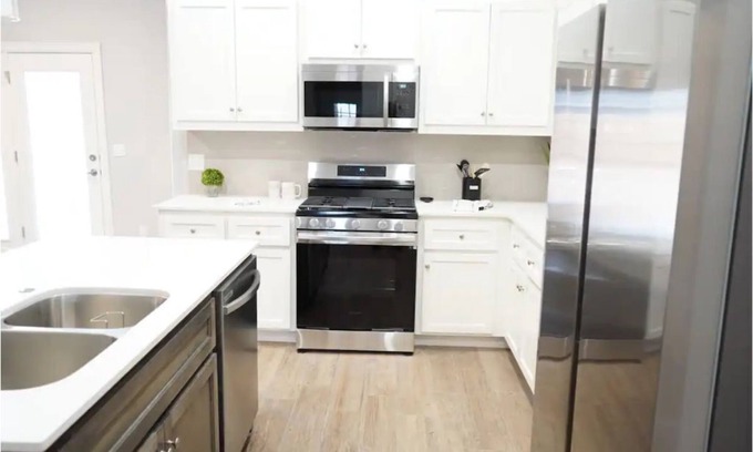 Wheatland House | The Cosmopolitan: Modern, Cozy, New 3bedroom Home