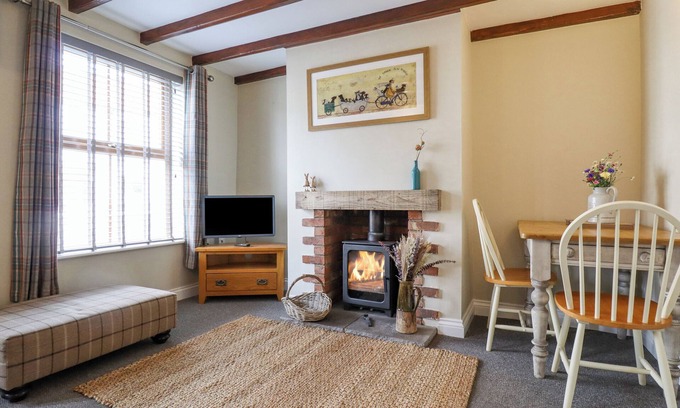 Winestead Cottage | THE COTTAGE 16 NORTHSIDE, pet friendly, with open fire in Patrington