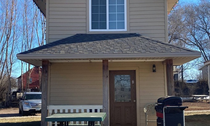 Luverne Cabin | The Covered Porch Hideaway - Lakeside Tiny House Rental - Sleeps 4