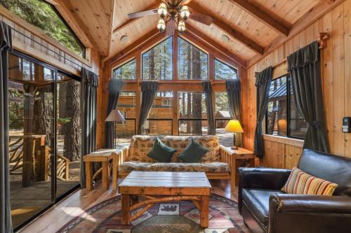 Tahoe Valley Ski Chalet | The Cozy Cub Cabin 7 Min to Lake