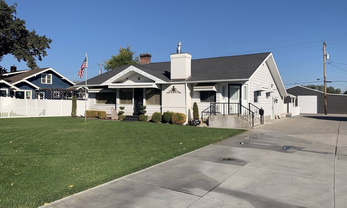 Twin Falls Cottage | The Cozy Home is in walking distance of Java, Starbucks and Albertsons