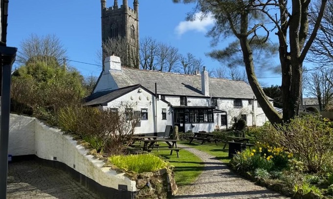 Lanlivery Hotel | The Crown Inn