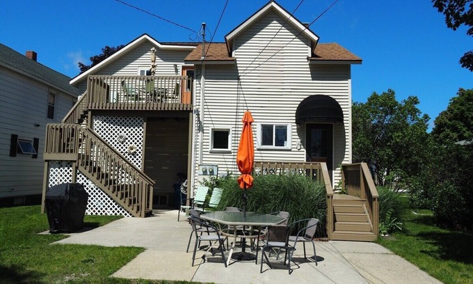 Frankfort Apartment | The Cute & Cozy - Upper Apartment - GREAT LOCATION! WALK TO BEACH AND DOWNTOWN! A/C!