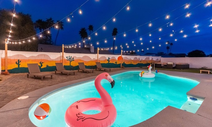 Glendale House | The Desert Palm: 6BR Paradise | Heated Pool