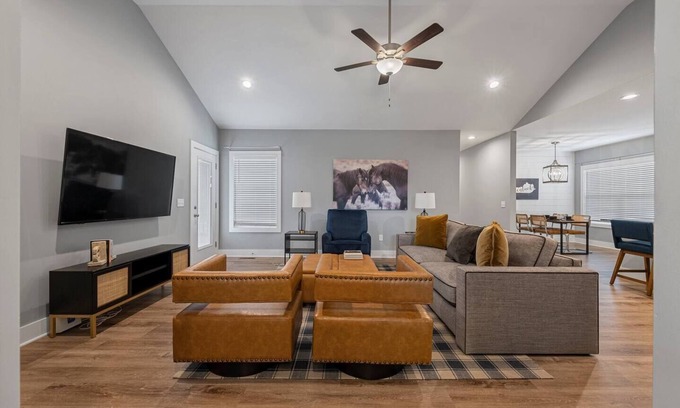 Bowling Green House | The Destination at Night Horse