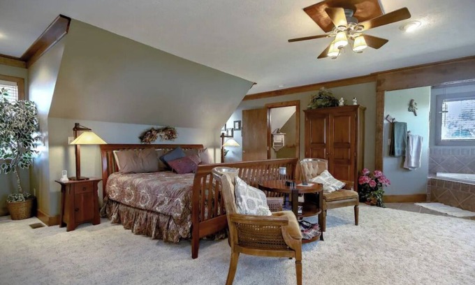 Marshfield Cabin | The Dickey House, Prairie Suite