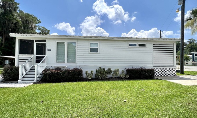 Clermont House | The Dockside House - Pet friendly tiny home on the lake in Clermont