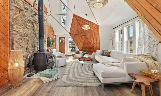 Lowell House | The Dome Home - 1/2 mi to Beaver Lake - Geodesic