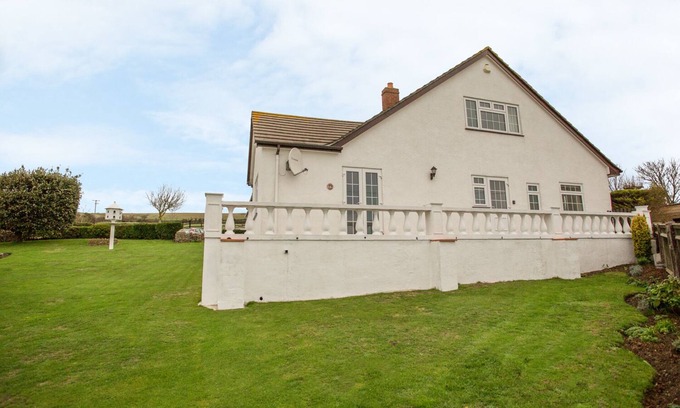 Bridport Cottage | THE DOVES, with a garden in Burton Bradstock