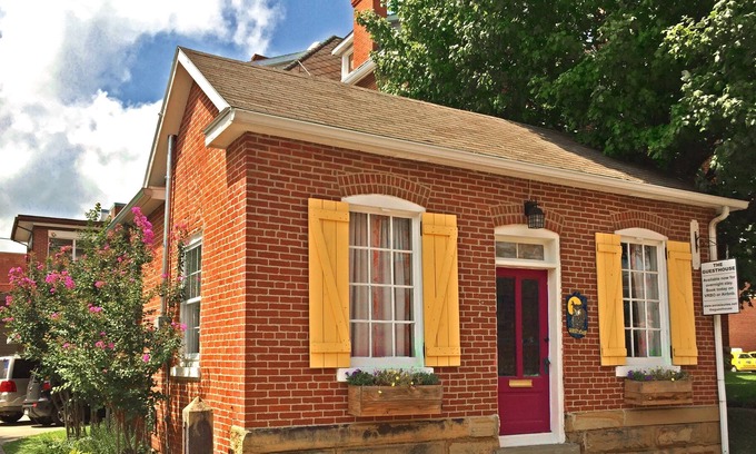 Cape Girardeau Cottage | The Downtown Guesthouse
