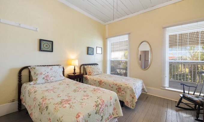 Cedar Key Hotel | The Downtown Historic Island Hotel