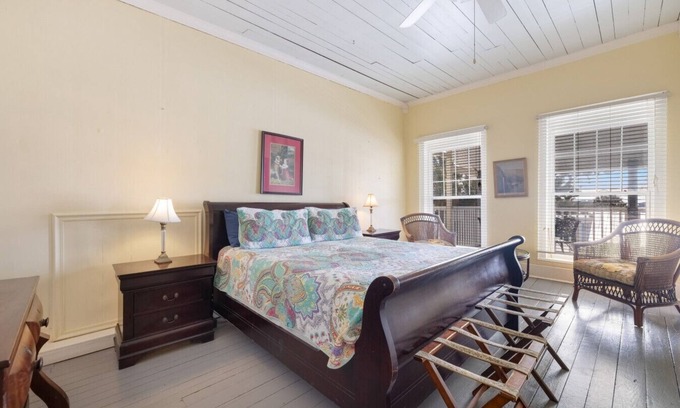 Cedar Key Hotel | The Downtown Historic Island Hotel