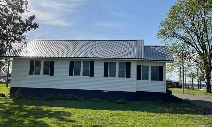 Hornbeak House | The Dragonfly - Sleeps up to 8, Lake views.