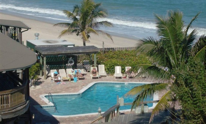 Central Beach Hotel | The Driftwood Resort