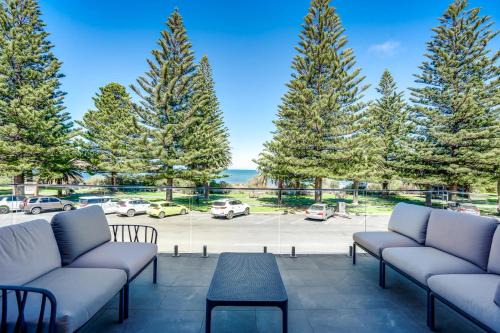 Victor Harbor House | The Dual Family Entertainer 9 Esplanade Victor Harbor - Linen Included - Luxury - Seafront