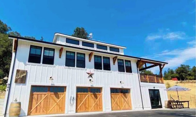 Healdsburg House | ❤The Elegant: A Chic Healdsburg Winery Cottage! Hot Tub, Views! !❤