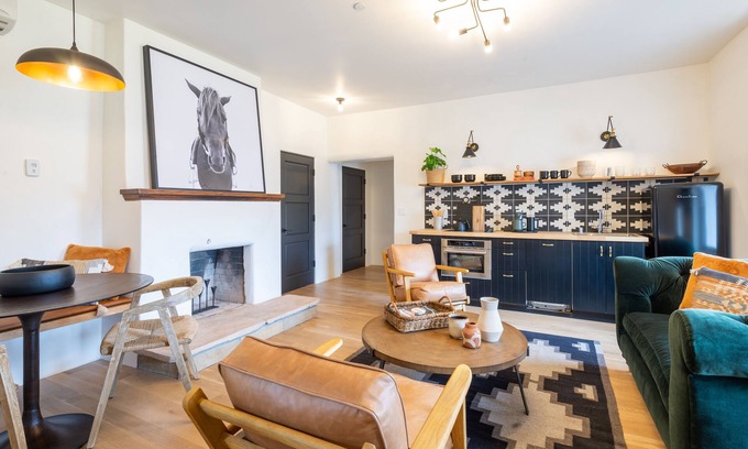 Santa Fe Apartment | The "Ella-Mila" - Classy 2 Bedroom with en-suites - steps from the Plaza