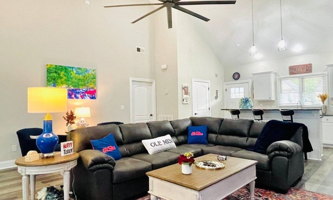 Oxford House | The FanCave, 4BR Prime Stay by Velvet Ditch Villas