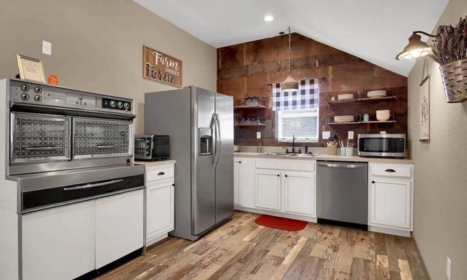 Hermann House | The Farmhouse Inn: 3 bed, 3.5 whole house rental