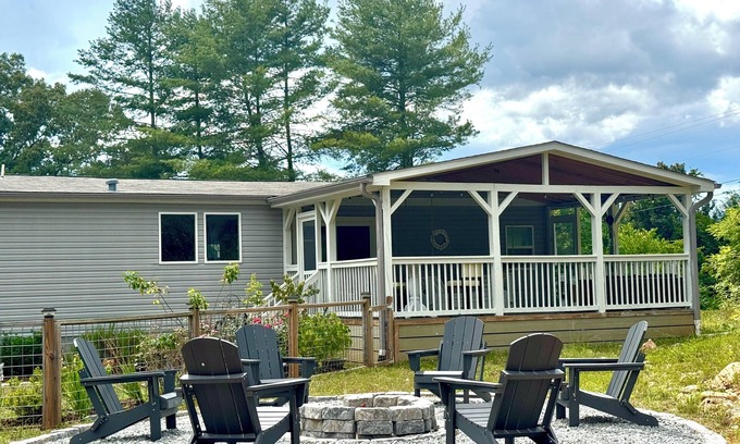 Franklin House | The Field House at Apple Trail Farm. Relaxing Appalachian getaway in Western NC