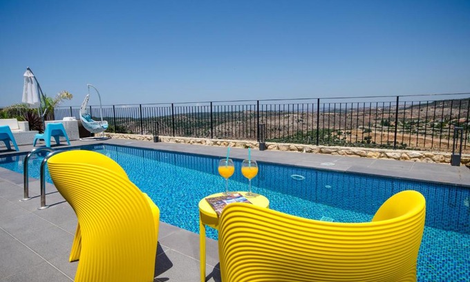 Kfar Vradim Cabin | The Fifties suites