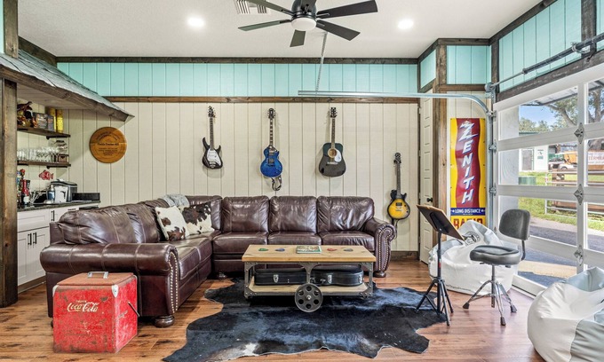 Brooksville Cottage | "The Florida Cracker "THE GREEN ROOM" READ our five stars review.