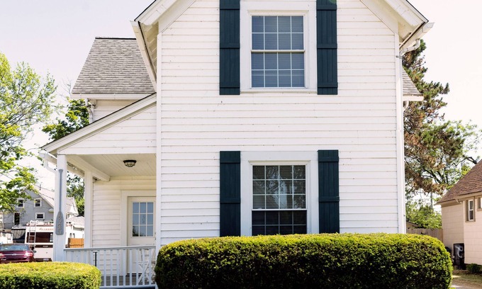 Lorain House | The Front House by the Lake