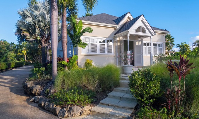 Mount Standfast Cottage | The Garden Loft with pool and club house access