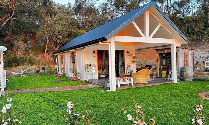 Trafalgar East Cottage | The Gatehouse.nnA luxurious countryside getaway, somewhere to relax, unwind.