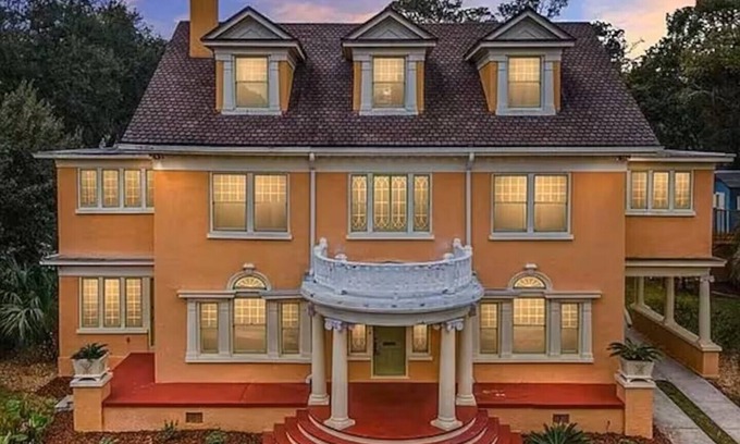 Duckpond House | The Gator Manor – 6 Bedrooms Walk to UF/Stadium