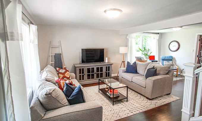 Three Oaks House | The Getaway - Three Oaks Cottage 3 BR 1.5 Bath - Week Stay Discount