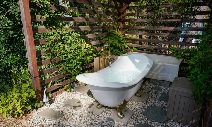 Grass Valley House | The Gold heart of Grass Valley w outdoor bathtub