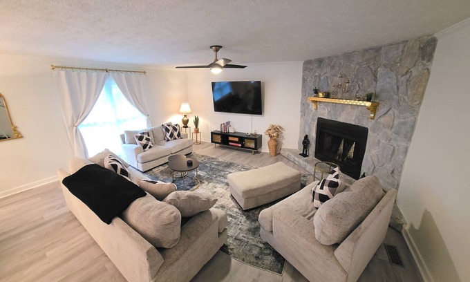 Fayetteville House | The Golden Mantel – Unique Stay in a Prime Location