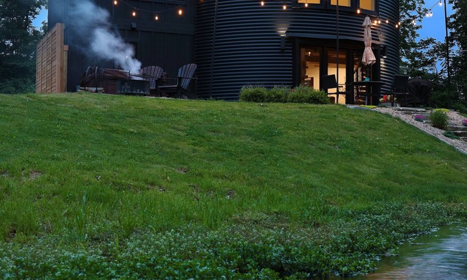 Vandalia Cabin | The Grain Binn: Lux/hot tub/unique stay/king bed/gas fireplace