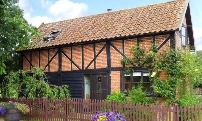 East Dereham Cottage | THE GRANARY, pet friendly, character holiday cottage in Hingham