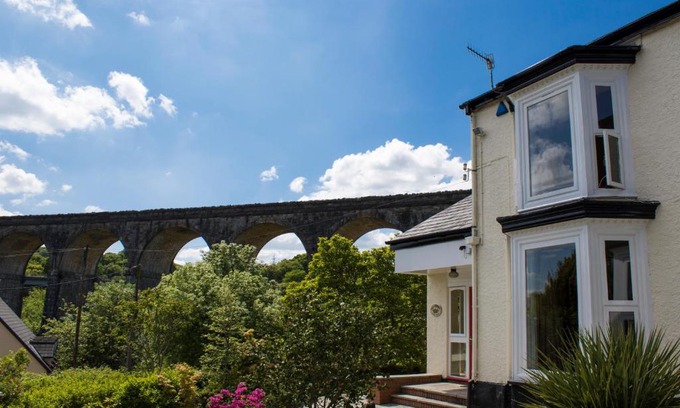 Merthyr Tydfil House | The Grange Guesthouse, Cefn-Coed