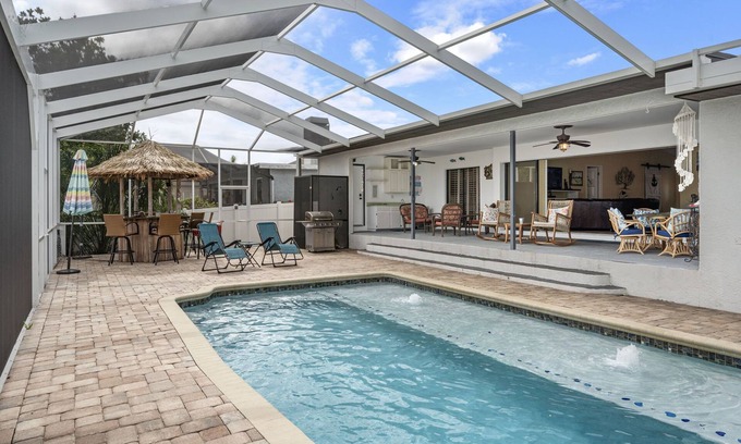 Apollo Beach House | The Gray Dolphin at Casa de Kingston — Waterfront Oasis in Apollo Beach