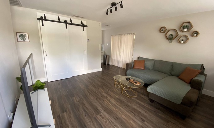 Spring Hill House | 🪴The Green Bungalow🪴 Clean Modern Comfort