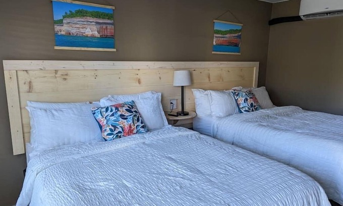 Munising Hotel | The Greenland Motel - Room No. 7
