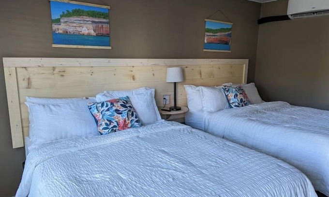 Munising Hotel | The Greenland Motel - Room No.1