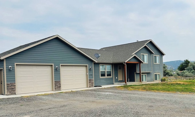 Helena House | The Grey House is 2 minutes to the Lake 5 minutes to Fox Ridge golf course.