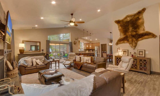 Tahoe Island House | The Grizzly Cabin - Close to lake and biking paths!