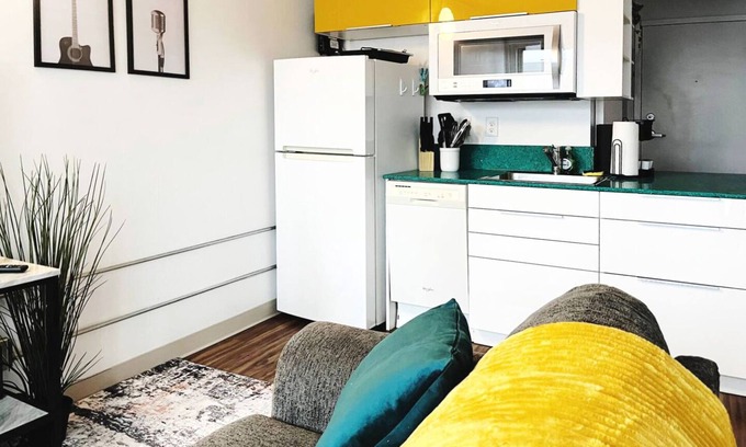 Jefferson Park Apartment | The Groovy Getaway